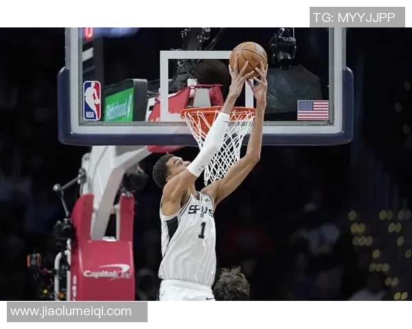 文班亚马首场比赛表现惊艳五次盖帽并成功隔扣字母哥引发热议